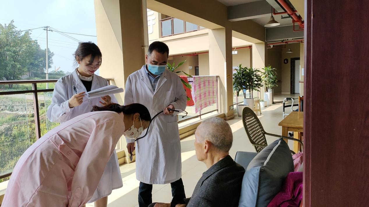 为什么越来越多的老人愿意去养老院养老？？？？？