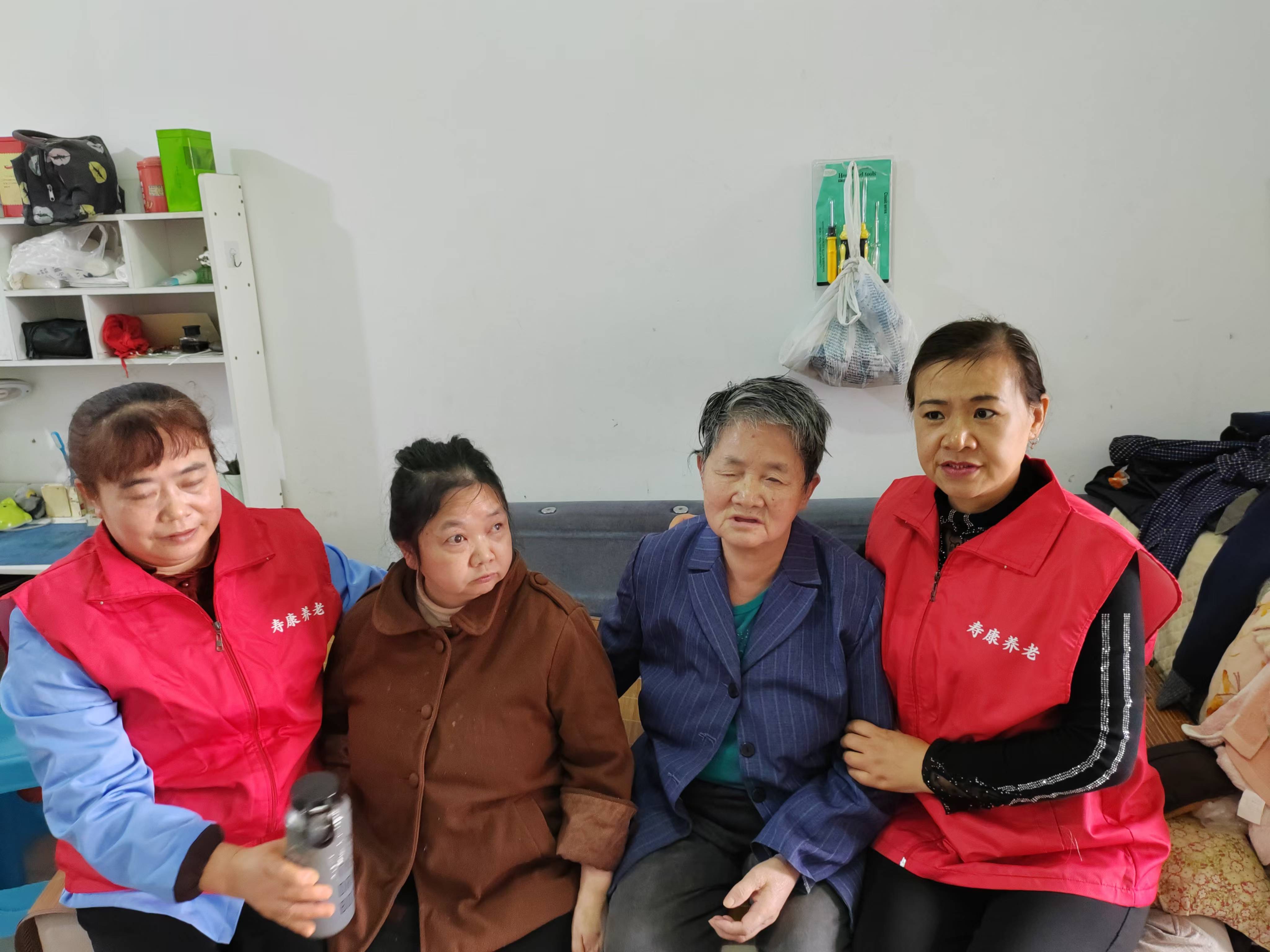 关爱失明老人，，，，，，转达温暖实力