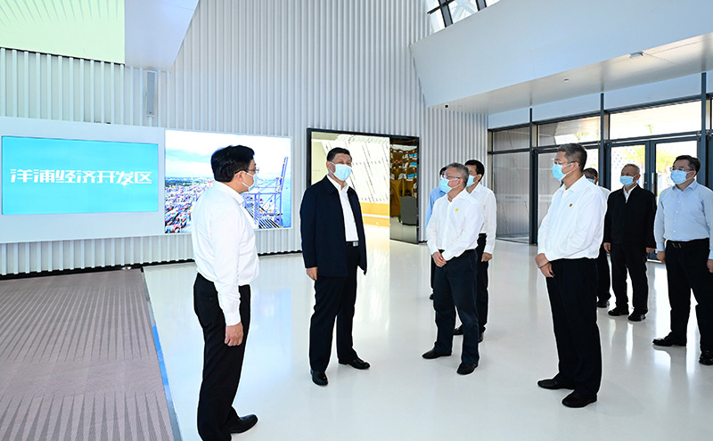 4月10日至13日，中共中央总书记、国度主席、中央军委主席习近平在海南调查。这是12日上午，习近平在崖裢翻济开发区调查。新华社记者 李学仁 摄