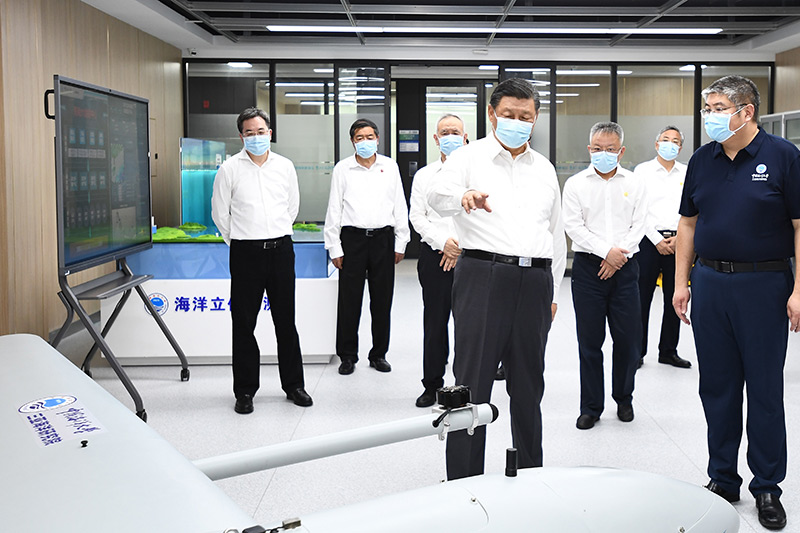 4月10日至13日，中共中央总书记、国度主席、中央军委主席习近平在海南调查。这是10日下午，习近平在中国海洋大学三亚海洋钻研院调查。新华社记者 燕雁 摄